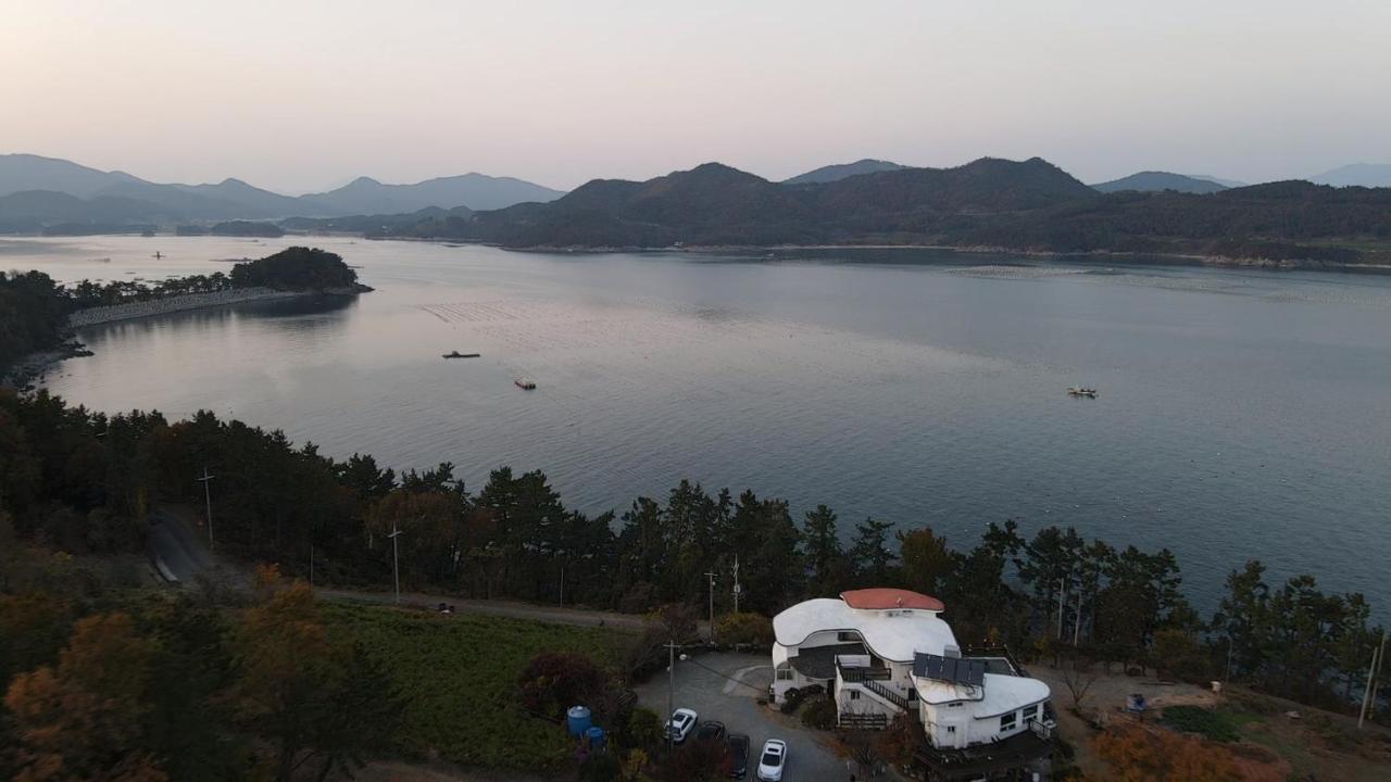 Country House Exclamation Mark & Comma Namhae Exterior foto